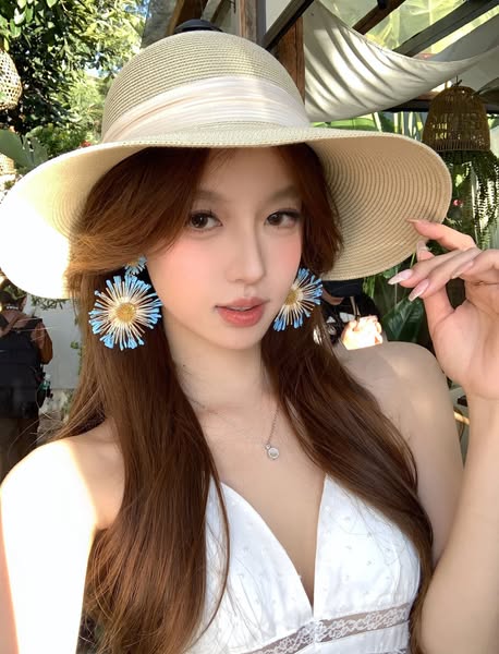 【外星甜美左手香女神】(地球化名语诺 )