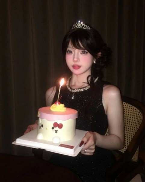 【外星聖誕貓女神】(地球化名Miao Mei)